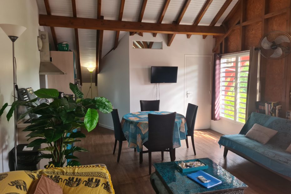 Living room of the Cythère plum apartment in Guadeloupe